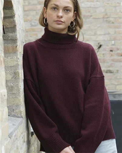Elsk - Highneck Woman's Recycled Wool Strik - Deep Amarena 